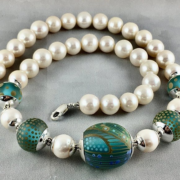 YOUR SIGNATURE NECKLACE WITH MATCHING PEARL EARRINGS - Picture 3 of 5